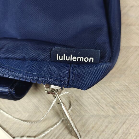 Lululemon Everywhere Belt Bag 1L True Navy Water-Repellent Adjustable Strap NEW - Picture 2 of 5
